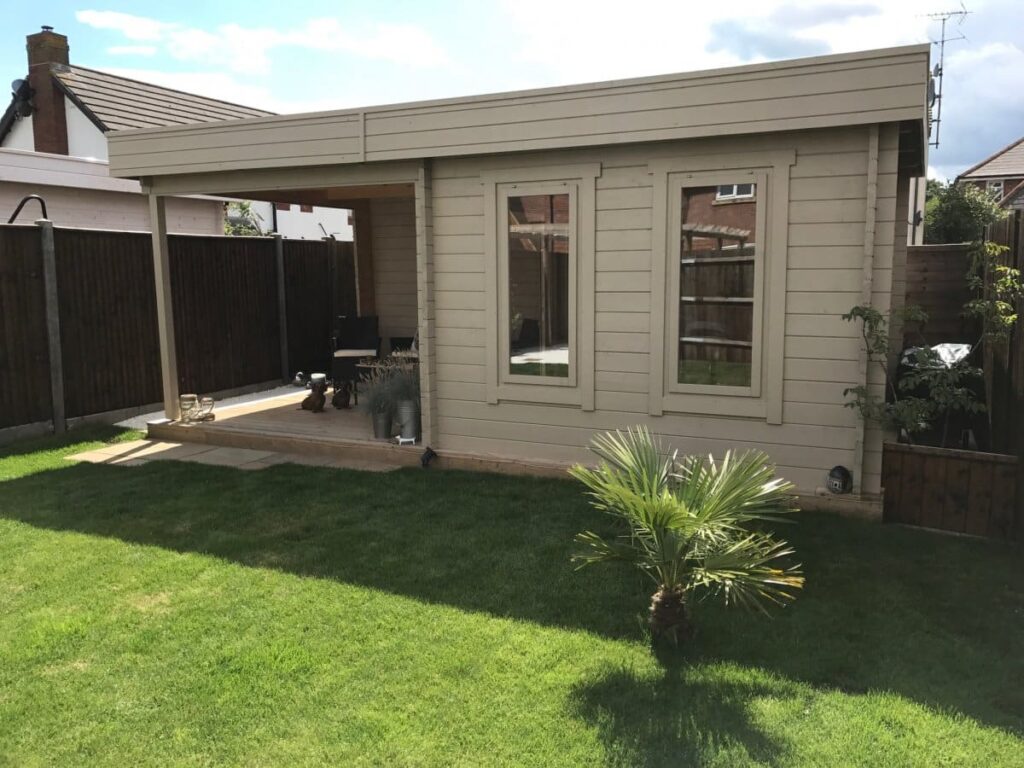 Lucas E garden room with a terrace
